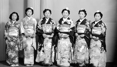 bride and bridesmaids in kimonos